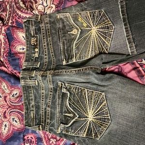 Miss size 27 boot cut/I think straight leg as well very cute and comfortable